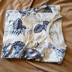 NWT- mens design t shirt